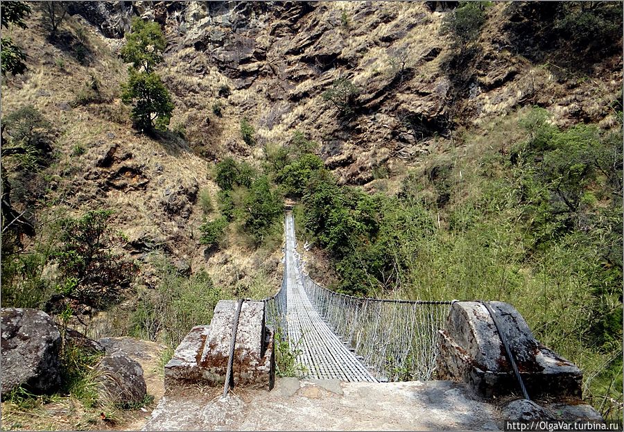 Перейдя по мосту, мы оказались на другой горе. Если бы не было моста, пришлось бы тяжко Лангтанг, Непал