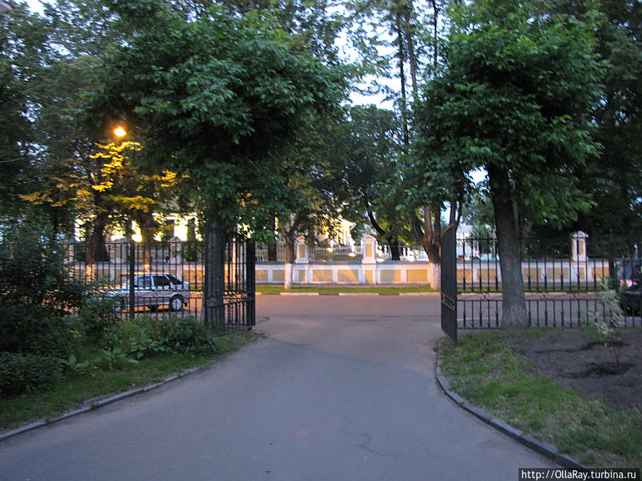 Вид на Губернаторский сад с улицы Ярославль, Россия