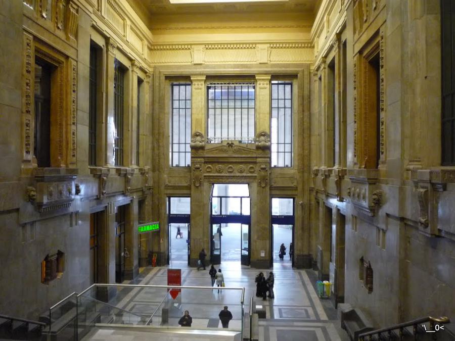 Вокзал Milano Centrale. Эскалаторы в центре уходят на станцию метро Милан, Италия