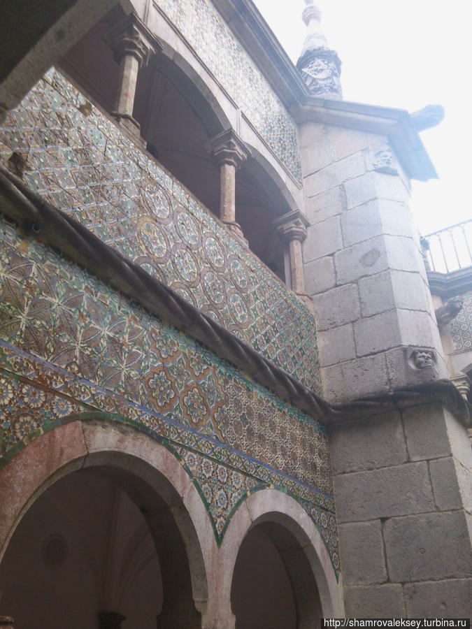 Синтра. Коллекция старинной плитки во дворике дворца Пена Синтра, Португалия