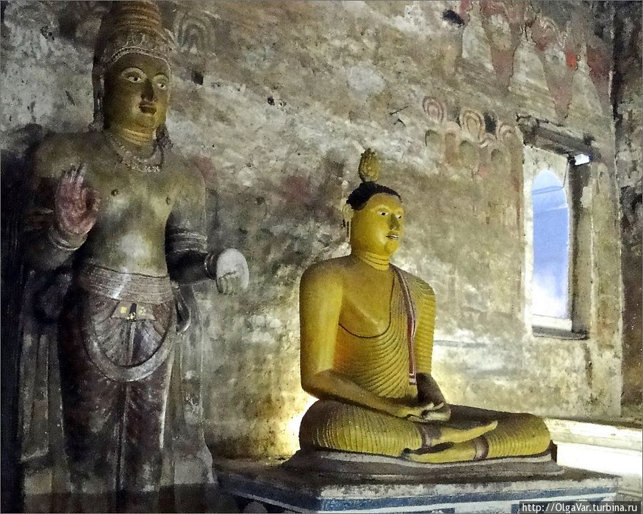Кроме многочисленных статуй Будды в одной из пещер посетители могут видеть деревянную статую короля Валагамбаху, которого монахи, жившие здесь в 1 веке до нашей эры, приютили у себя, когда тот покинул оккупированную врагами Анурадхапуру. Король не сидел, сложа руки, а тоже принял участие в обустройстве храма, чем и заслужил о себе благодарную память потомков. Дамбулла, Шри-Ланка