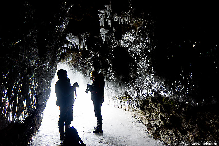Пещера на острове Лысом Хужир, остров Ольхон, Россия