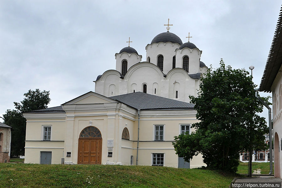 … На небольшой площади новгородского Торга располагаются сразу несколько церквей. Николо-Дворищенский собор занимает особое место в этом архитектурном ансамбле. Древнейший Никольский собор заложен в 1113 году князем Мстиславом Владимировичем. С XIII века и до падения новгородской независимости возле храма собиралось новгородское вече. … На небольшой площади новгородского Торга располагаются сразу несколько церквей. Николо-Дворищенский собор занимает особое место в этом архитектурном ансамбле. Древнейший Никольский собор заложен в 1113 году князем Мстиславом Владимировичем. С XIII века и до падения новгородской независимости возле храма собиралось новгородское вече.