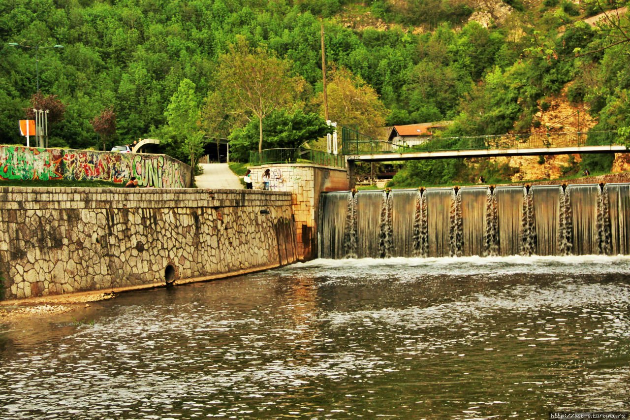 Миляцка — главная речка Сараево.  В связи с холмистым рельефом местности, Миляцка петляет между круто наклонными улицами, впадая в более крупную реку Босна на западной окраине города. Ее протяженность составляет 36 километров