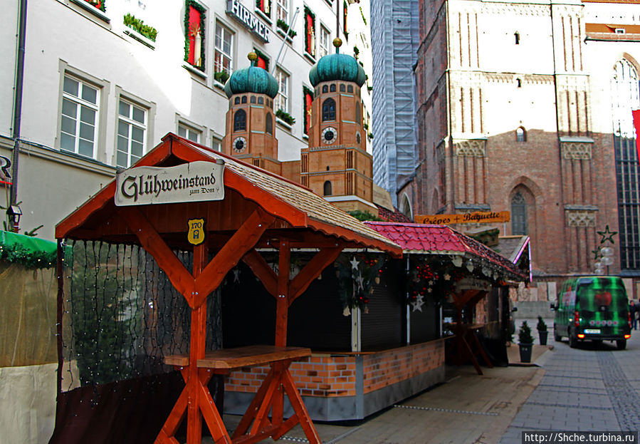 а это только разворачиваются торговцы возле кафедрального собора а это только разворачиваются торговцы возле кафедрального собора