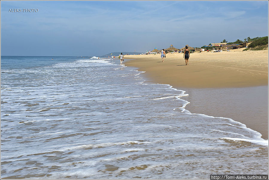 Волны накатывают на берег на добрый десяток метров. А во время штормов — и того больше. Поэтому строения расположены от моря довольно далеко...
* Волны накатывают на берег на добрый десяток метров. А во время штормов — и того больше. Поэтому строения расположены от моря довольно далеко...
*