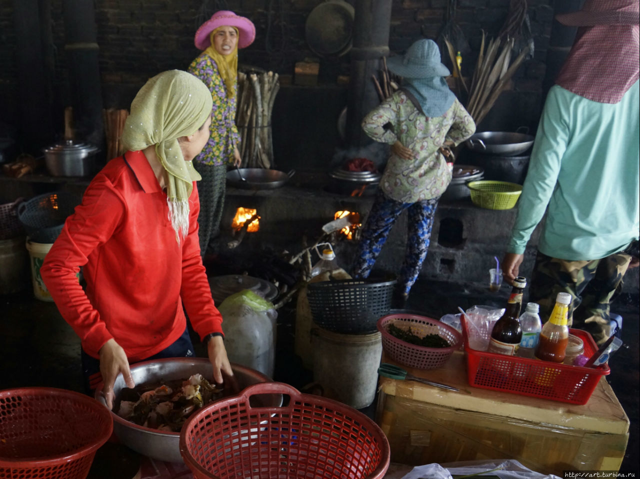 Для местных гурманов его тут же готовят Каеп, Камбоджа