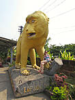 Золотая обезьяна встречает и провожает туристов на вокзале города