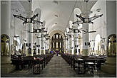 Высокие арки и резные панели — основа интерьера собора...
*