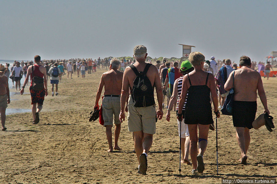 большая часть людей курсирует вдоль берега моря, не заходя внутрь песков Остров Гран-Канария, Испания