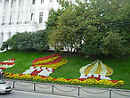 Цветочный узор рядом с домом Пашкова