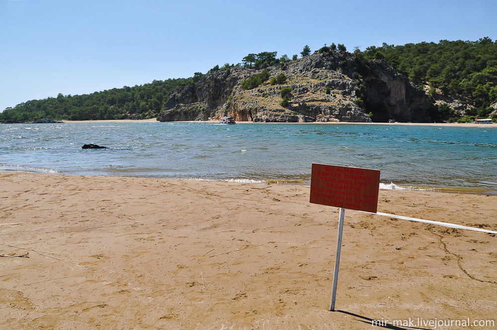 На фото можно даже разглядеть соединение двух вод. Дальян, Турция На фото можно даже разглядеть соединение двух вод. Дальян, Турция