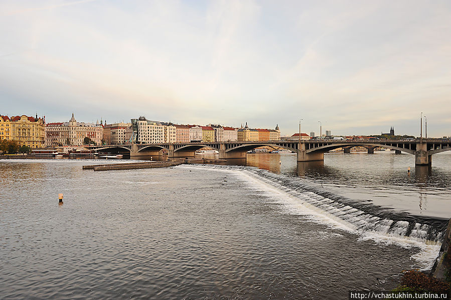Искусственные пороги Влтавы, слева виден Искусственные пороги Влтавы, слева виден