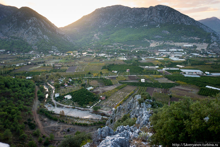 Долина Адрасана, видны сады и теплицы Адрасан, Турция