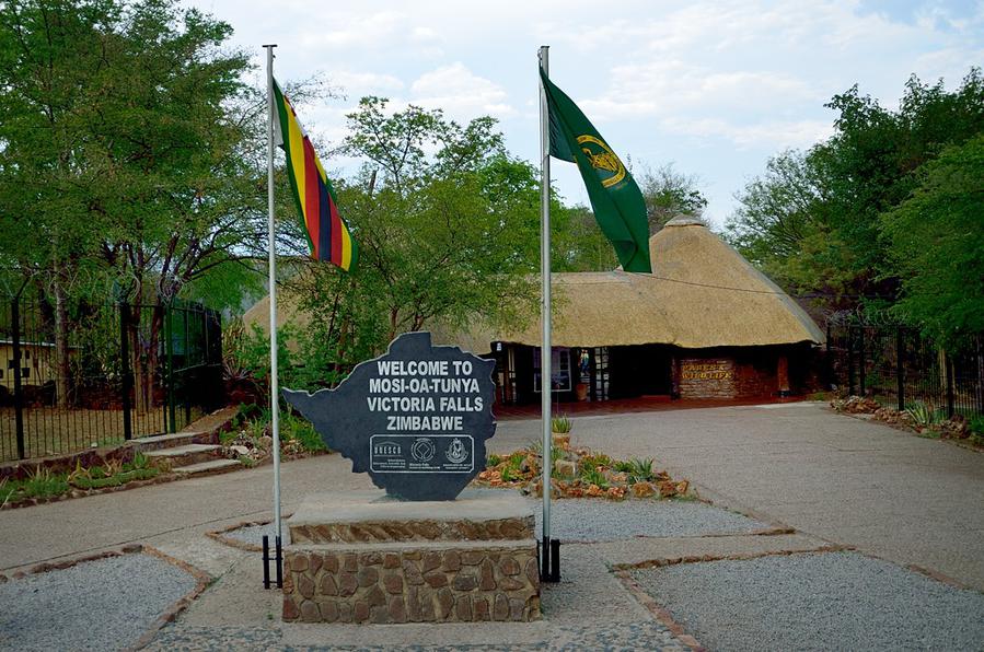 У входа в национальный парк Виктория-Фоллс, Зимбабве