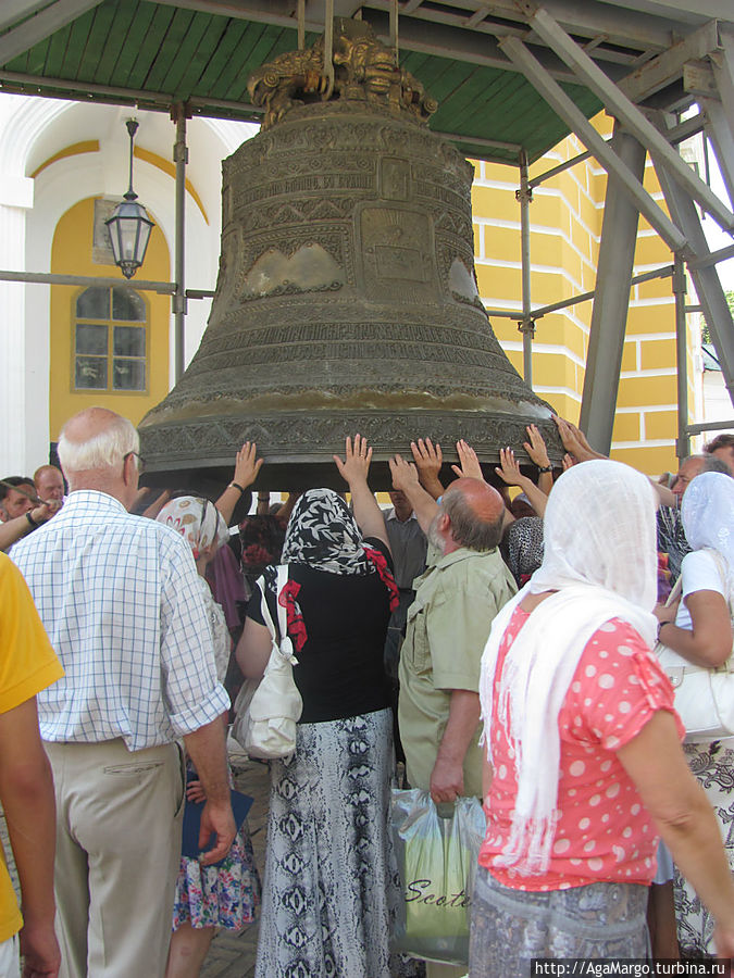 Звонящий колокол, впечатлюящее ощущение прикосновения Киев, Украина