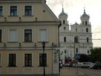 из-за бокового фасада дворца Сангушек (1742г.) выглядывает одна из самых козырных достопримечательностей города
