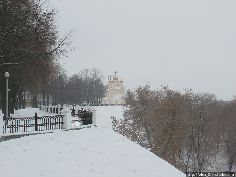 Вид с Глебовского моста на церковь Спаса на Яру Вид с Глебовского моста на церковь Спаса на Яру