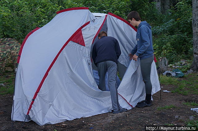 Попытка   собрать   шестиместную   палатку.  Внутри   она   оказалась   очень   интересной —   имела   два   закрывающихся   отсека  и   большую   кухню. Анна (река), Россия