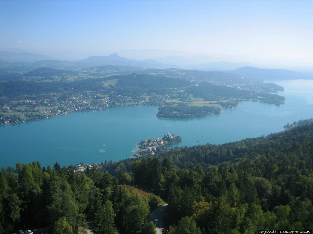 Озеро Вёртерзее с башни Пирамиденкёгель. Земля Каринтия, Австрия