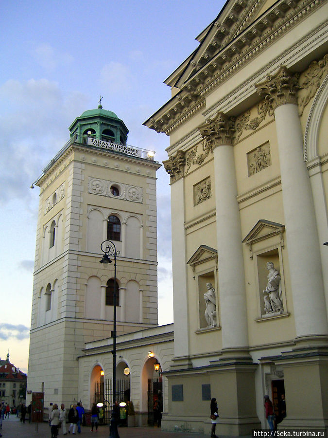 Вид на Колокольню церкви Святой Анны. Здесь находится смотровая площадка Варшава, Польша