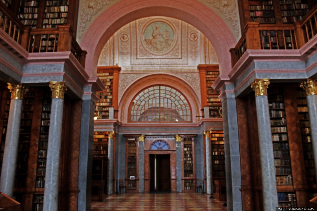 Библиотека монастыря Паннонхальма Паннонхалма, Венгрия