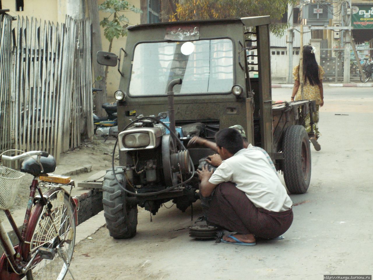 Мобильная ремонтная мастерская на дороге Амарапура, Мьянма