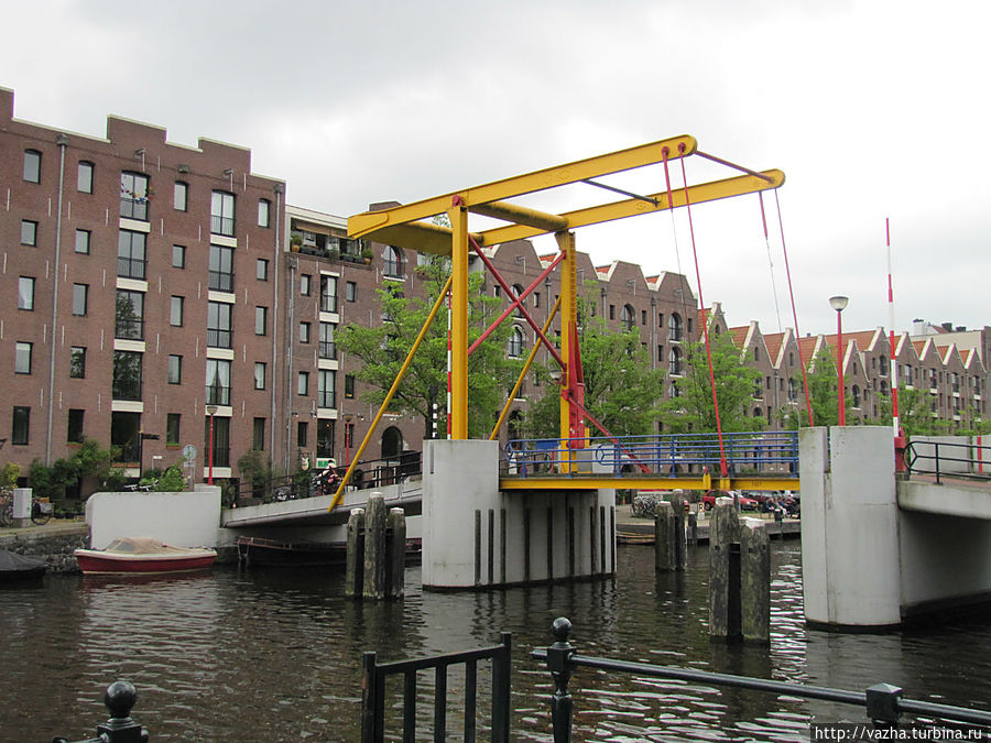Разводной мост. Амстердам, Нидерланды