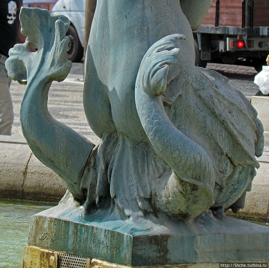 Замечательные фонтаны на площади Россио Лиссабон, Португалия Замечательные фонтаны на площади Россио Лиссабон, Португалия