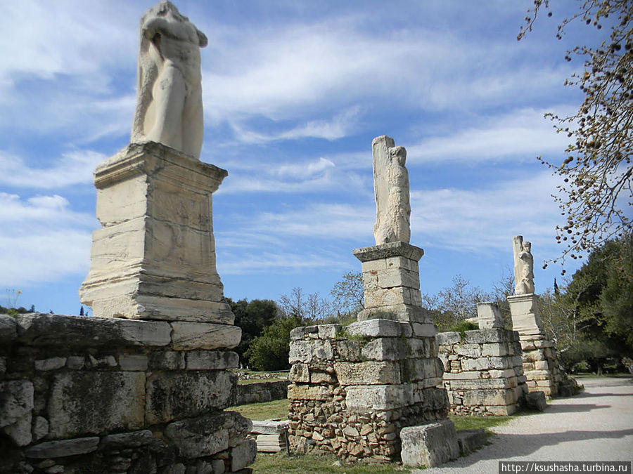 Тритоны и Гиганты, оставшиеся у входа в Гимназиум Афины, Греция