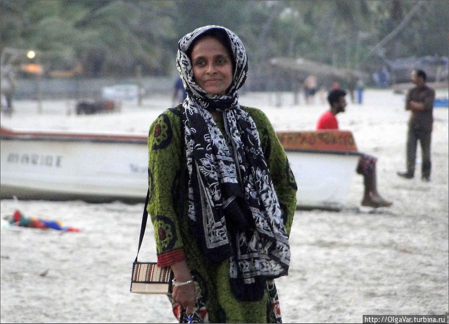 А это Фатима, с которой мы познакомились на пляже. Она сама шьет себе одежду, очень стильную для мусульманки Тринкомали, Шри-Ланка