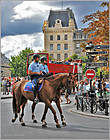 Бравая конная полиция грациозно вышагивает на виду у туристов, которых возят в двухэтажных красных автобусах. Париж есть Париж...
*