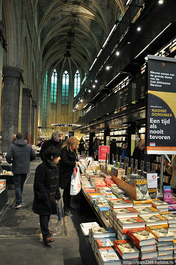 А тут книжный магазин в здании церкви. Нидерланды