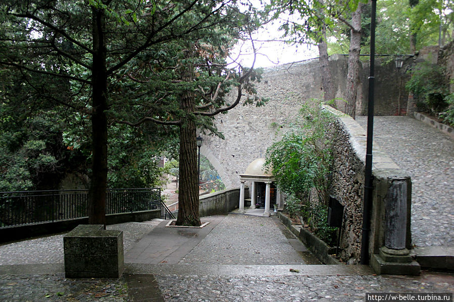 Спуск к пещере Св. Франческо. Паола, Италия