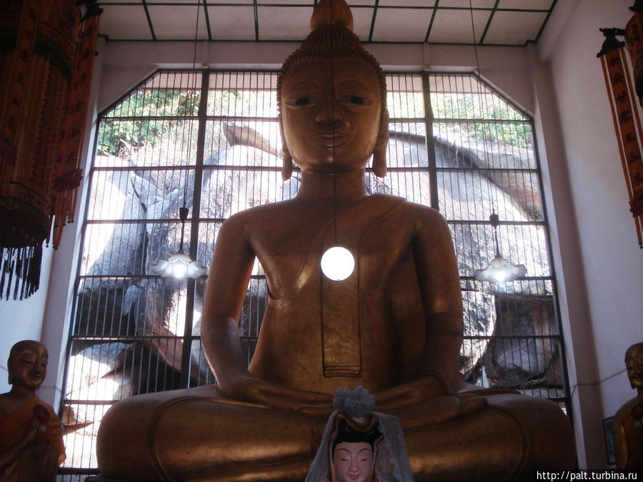 Этот медитирующий Будда по тайской традиции подходит для людей, родившихся в четверг, которые часто становятся учителями и юристами.  Кстати, Будда, просящий подаяние, это для тех, кто родился в среду утром. Интересно, кем они становятся в жизни? Вот такой тайский гороскоп по Буддам. Хуа-Хин, Таиланд