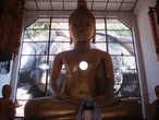 Этот медитирующий Будда по тайской традиции подходит для людей, родившихся в четверг, которые часто становятся учителями и юристами.  Кстати, Будда, просящий подаяние, это для тех, кто родился в среду утром. Интересно, кем они становятся в жизни? Вот такой тайский гороскоп по Буддам.