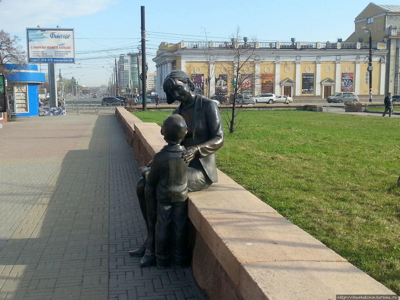 Городская скульптура. Мать, дитя и голубь Челябинск, Россия