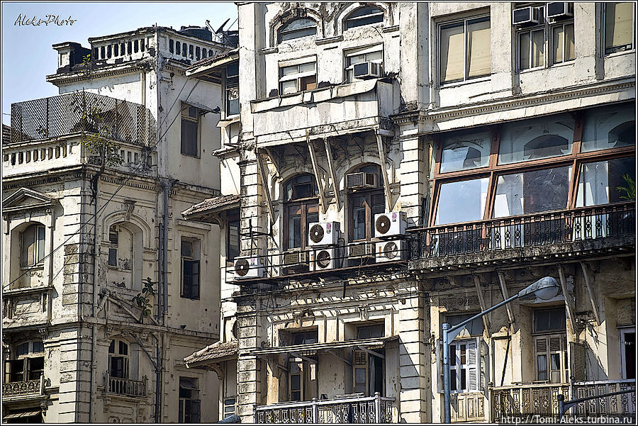 Это какое-то здание в районе отеля. Здесь магараджи явно не останавливаются...
* Это какое-то здание в районе отеля. Здесь магараджи явно не останавливаются...
*