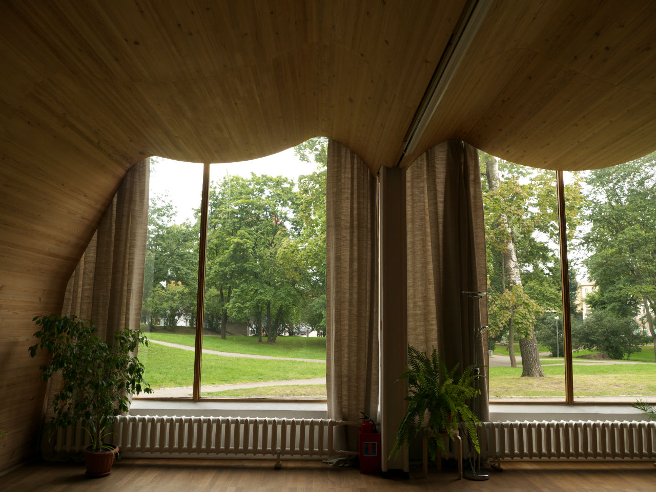 Сенсацию в архитектурном мире вызвал волнообразный деревянный акустический потолок лекционного зала Библиотеки Алвара Аалто, в настоящее время полностью восстановленный по оригинальным чертежам. Выборг, Россия