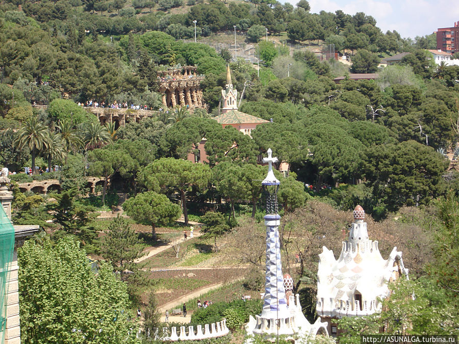 Парк Гуэля (Park Guell) — знаменитый парк, созданный Антонио Гауди в начале 20 века в верхней части Барселоны. Парк весь дышит концепцией великого архитектора, который никогда не признавал прямые линии и монотонные цвета. Он стремился разнообразить свою архитектуру, придать ей красок и изгибов, чтобы она казалась естественной, гармоничной, как будто придуманной самой природой.
У входа в парк стоят два пряничных домика необычной формы, украшенный яркой керамикой. Барселона, Испания