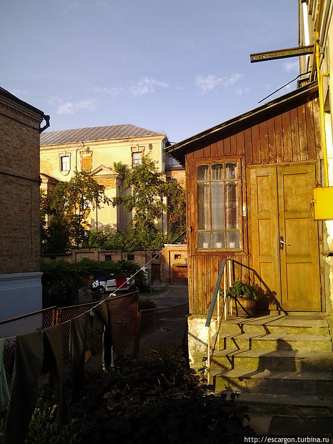 на заднем плане оборонная башня Чарторыйских.. на заднем плане оборонная башня Чарторыйских..