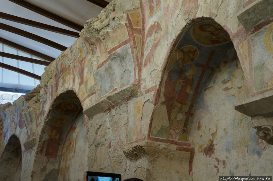 Стены церкви Св. Николая.  Видна  хорошо сохранившаяся роспись на стене. Алания, Турция