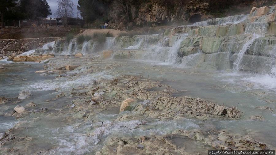 Каскад термальной воды в Терме ди  Сатурния — 22 января Сатурния, Италия