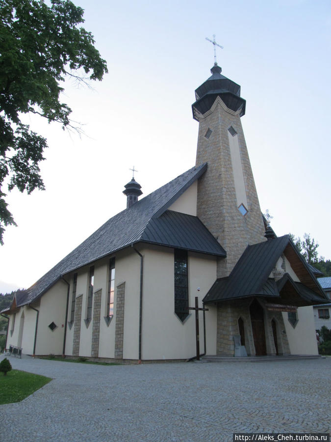 Новый костел возведенный напротив костела святых Петра и Павла. Крыница-Здруй, Польша