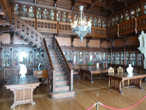 За Большой столовой ряд комнат для работы императора и приема гостей. Это императорская библиотека