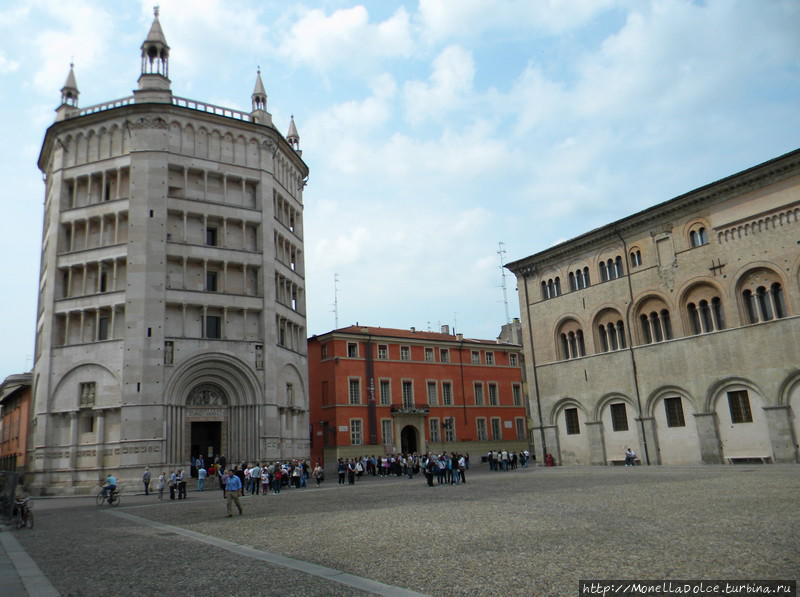 Парма — площадь Дуомо Парма, Италия Парма — площадь Дуомо Парма, Италия