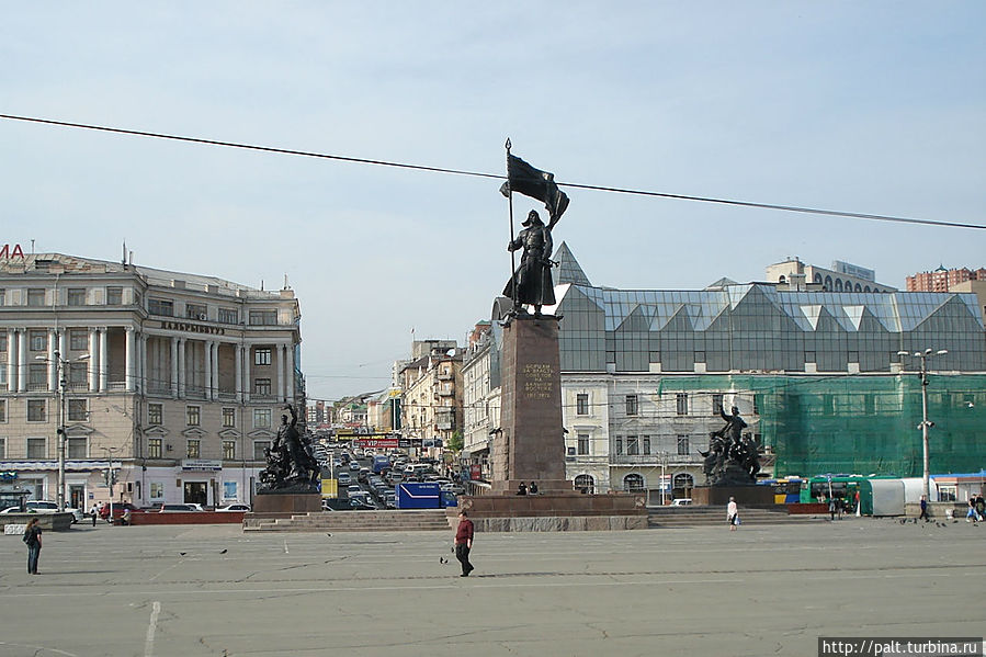 На постаменте бронзового красноармейца-знаменосца слова из песни На постаменте бронзового красноармейца-знаменосца слова из песни