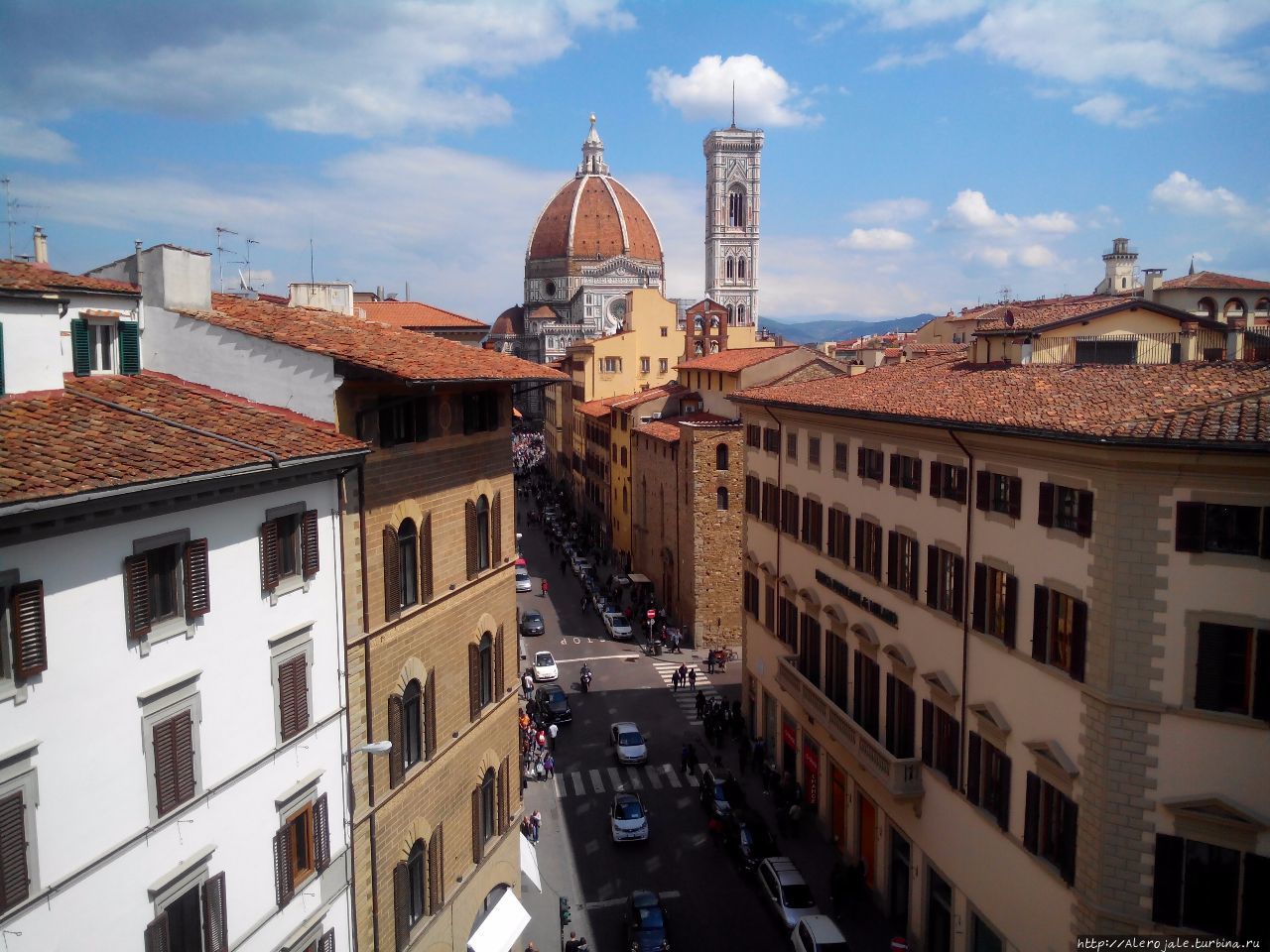 Под Куполом Дуомо Флоренция, Италия Под Куполом Дуомо Флоренция, Италия