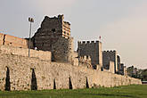 Стена Феодосия до сих пор опоясывает городские холмы. Это самое грандиозное сооружение античности, дошедшее до наших дней: ее длина от Мраморного моря до Золотого рога — 6,5 километров!