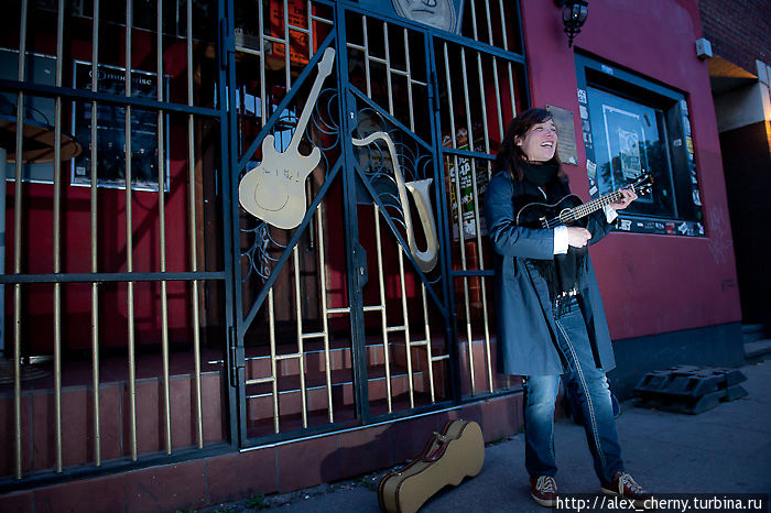 Стефани снова играет  на укулеле Гамбург, Германия